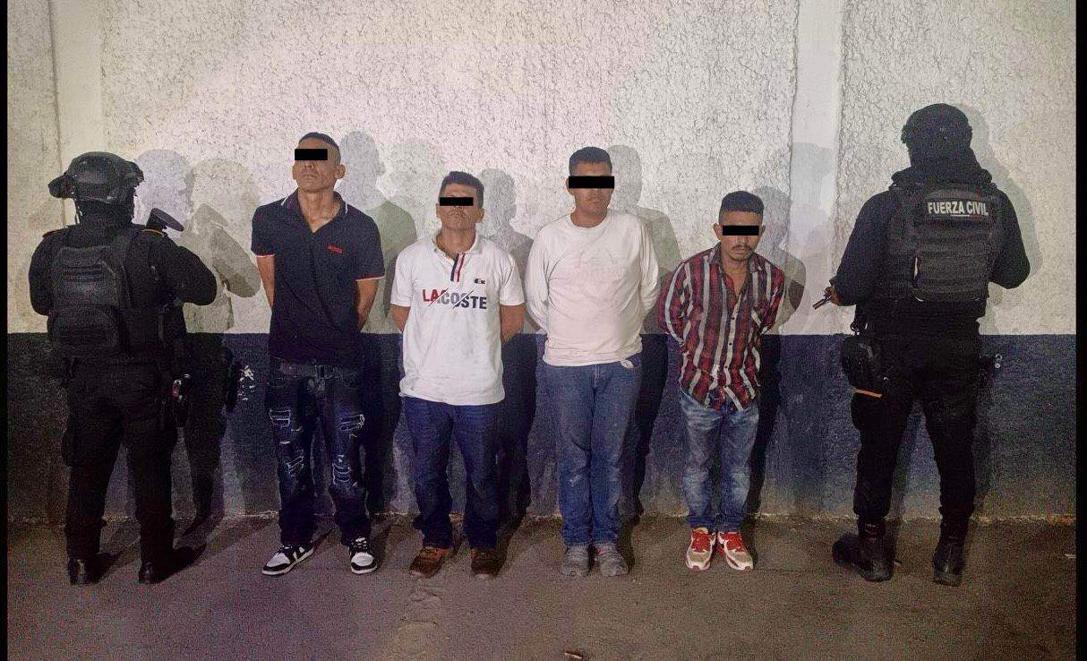 Un grupo de cuatro hombres que presuntamente pertenecen a un cártel de la droga y operan en el municipio de Salinas Victoria, fueron arrestados ayer por elementos del Grupo de Coordinación Metropolitana, en la Colonia Bosque de los Nogales de esa misma localidad.