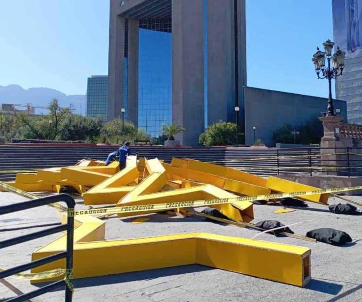 Cae estructura navideña en la Macroplaza; hay 2 heridos