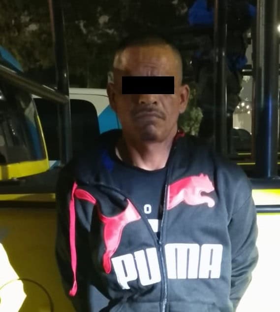 Cuando caminaba por las calles del centro de la ciudad, un hombre fue detenido por oficiales de la Policía de Monterrey,al encontrarle entre su ropa 34 envoltorios de droga similar al cristal, cocaína y marihuana.