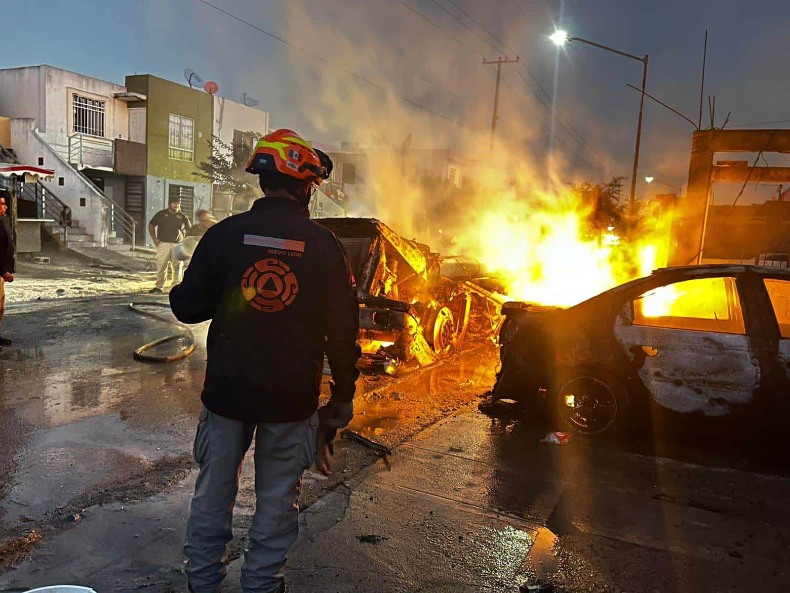 El incendio de un tráiler, que afectó a otros dos autos estacionados, además de evacuarse a ocho personas de manera preventiva, movilizó ayer a las autoridades en la Colonia Santa María, municipio de Pesquería.