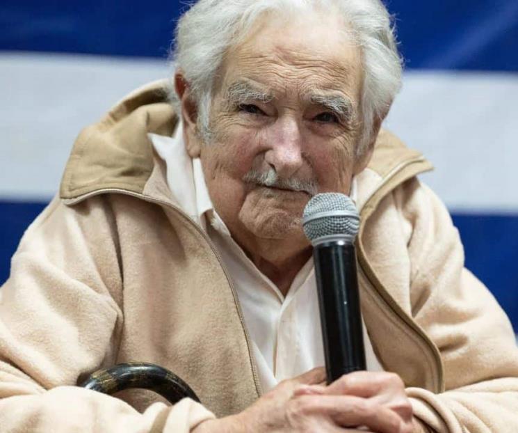 Se recupera Mujica después de cirugía por cáncer de esófago