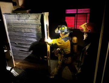 Sufre quemaduras tras incendio en su casa