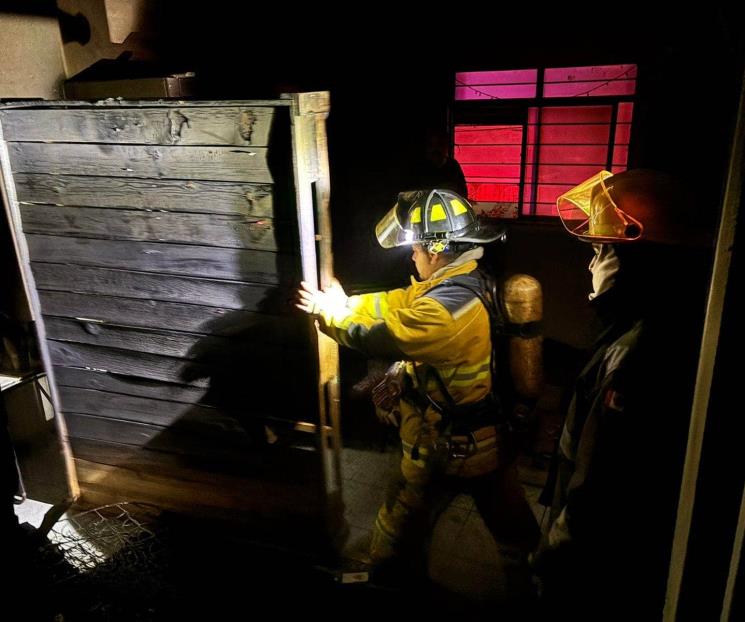 Sufre quemaduras tras incendio en su casa