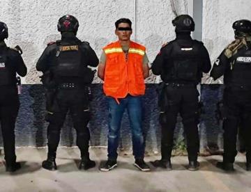 Huyen de policías y chocan