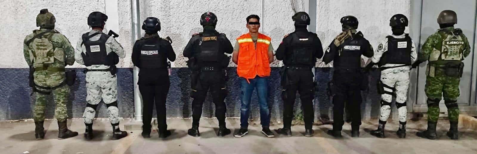 Huyen de policías y chocan