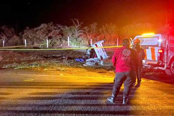 Deja choque frontal en carretera tres muertos