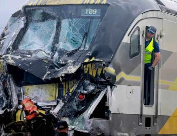 Chocan tren y carro de bomberos, en Florida