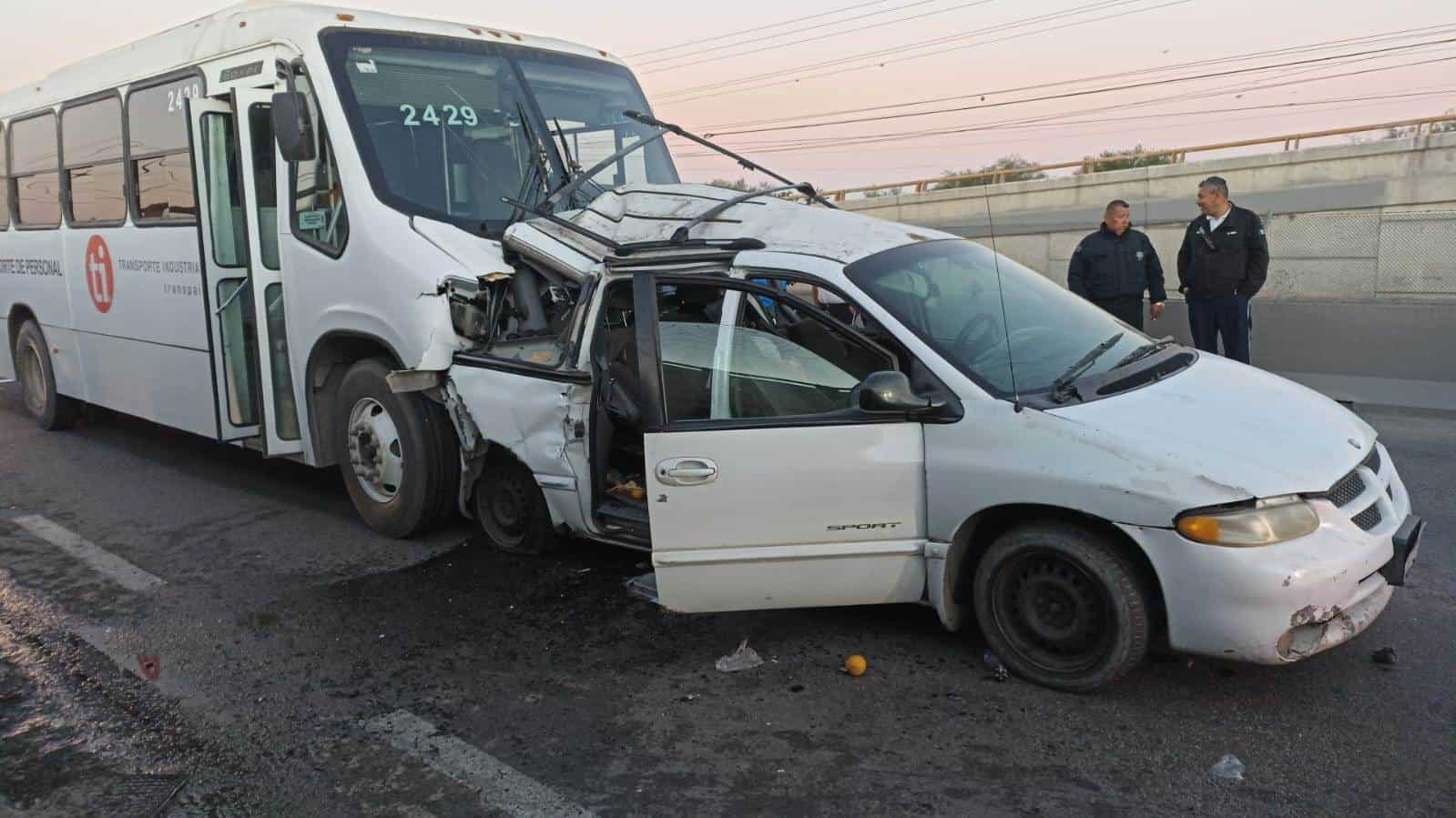 Un saldo de tres lesionados, uno de ellos atrapado, dejó un choque por alcance entre un transporte de personal y un vehículo particular, ayer en la Avenida Miguel Alemán y Carretera al Aeropuerto, a la altura del Parque Industrial Stiva, en Apodaca.