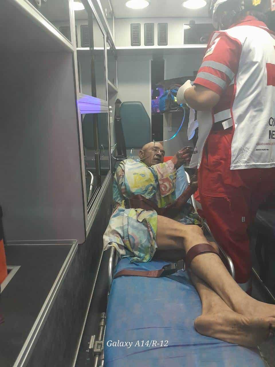 Un hombre de la tercera edad sufrió quemaduras en el 50 por ciento de su cuerpo al quedarse dormido con un cigarro encendido, en Guadalupe.