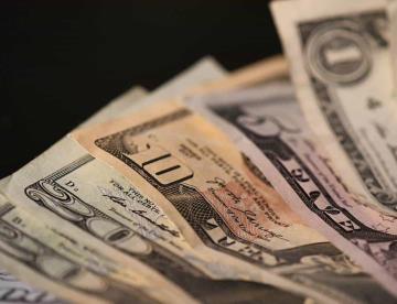 Dólar gana terreno al peso por cuarta ocasión