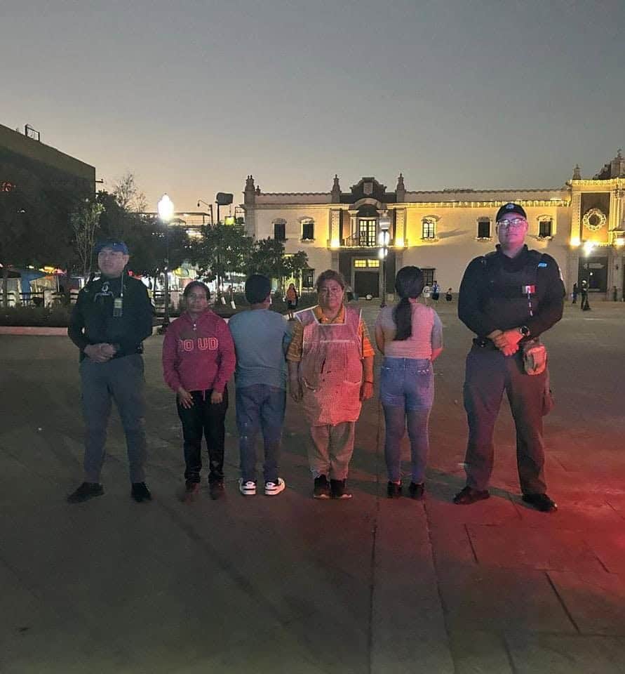 Un niño y una adolescente que se extraviaron en el centro de la ciudad, fueron localizados por oficiales del grupo ciclista de la Policía de Monterrey,  en el centro de la ciudad.