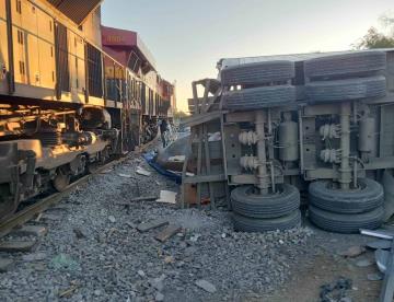 Embiste tren a tráiler en Guadalupe