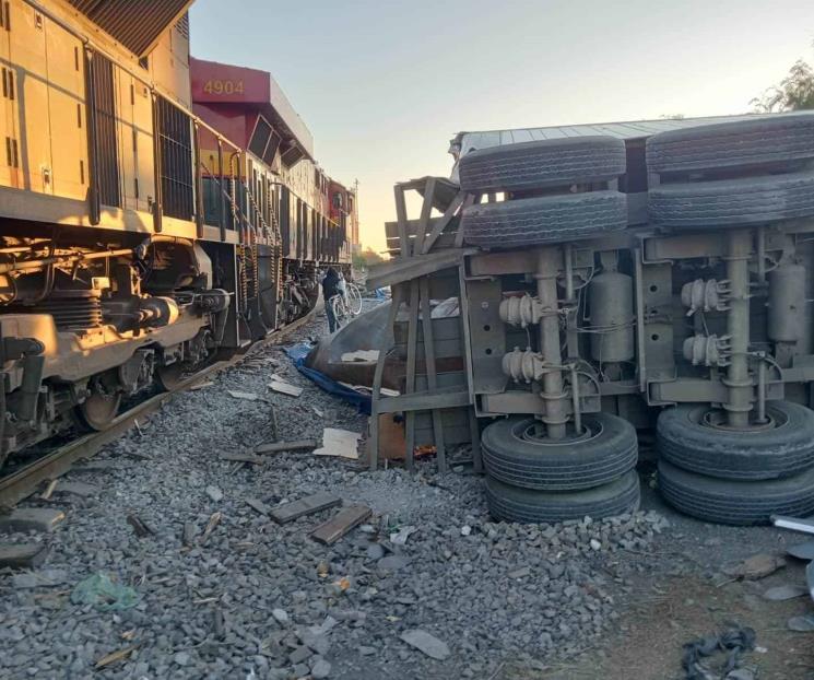 Embiste tren a tráiler en Guadalupe