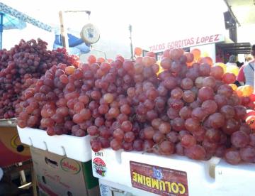 Acaparan regios las tradicionales uvas en mercados