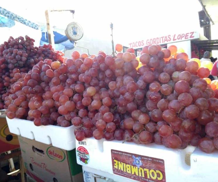 Acaparan regios las tradicionales uvas en mercados