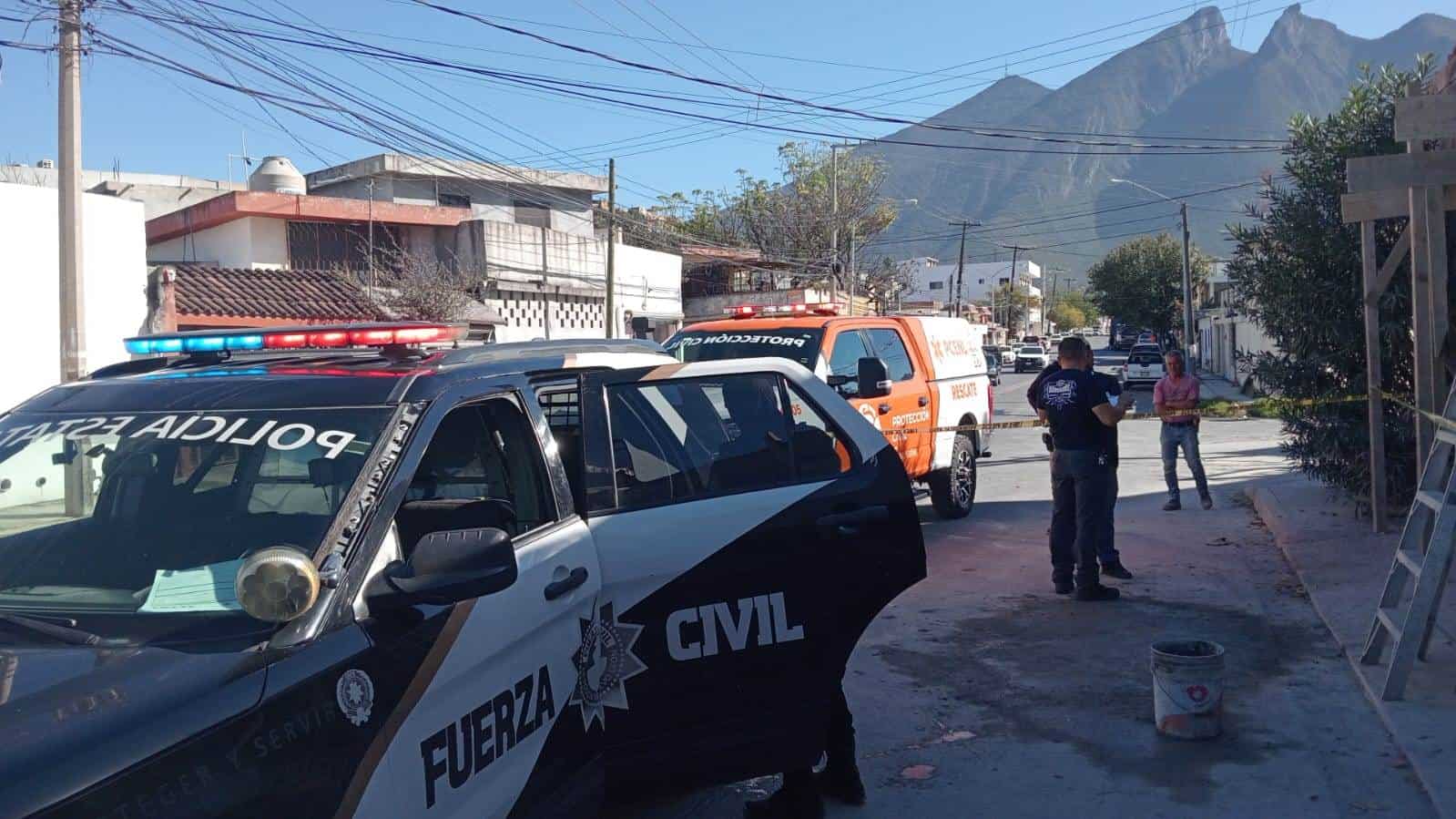 Un albañil que laboraba en un domicilio en construcción, murió al caer de una escalera de al menos tes metros y medio de altura, en el municipio de Monterrey.