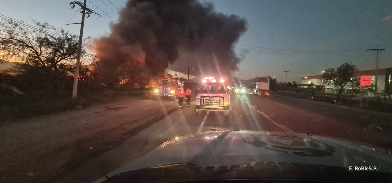 El incendio el corralón de Garage y Talleres, movilizó a los cuerpos de rescate quienes ya trabajan en el siniestro, en Salinas Victoria.