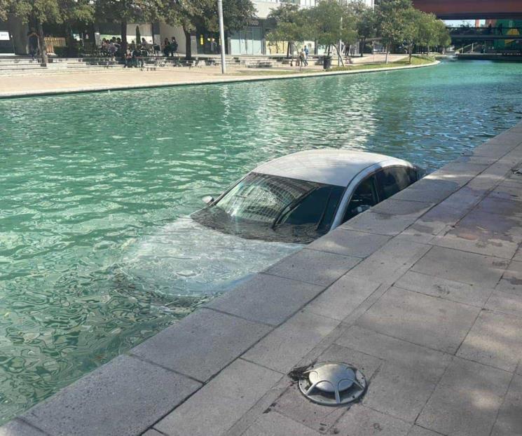 Automovilista pierde el control y termina en canal de Santa Lucía