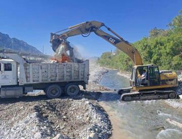 Limpian basura en márgenes del Río Santa Catarina