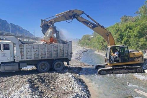 Limpian basura en márgenes del Río Santa Catarina