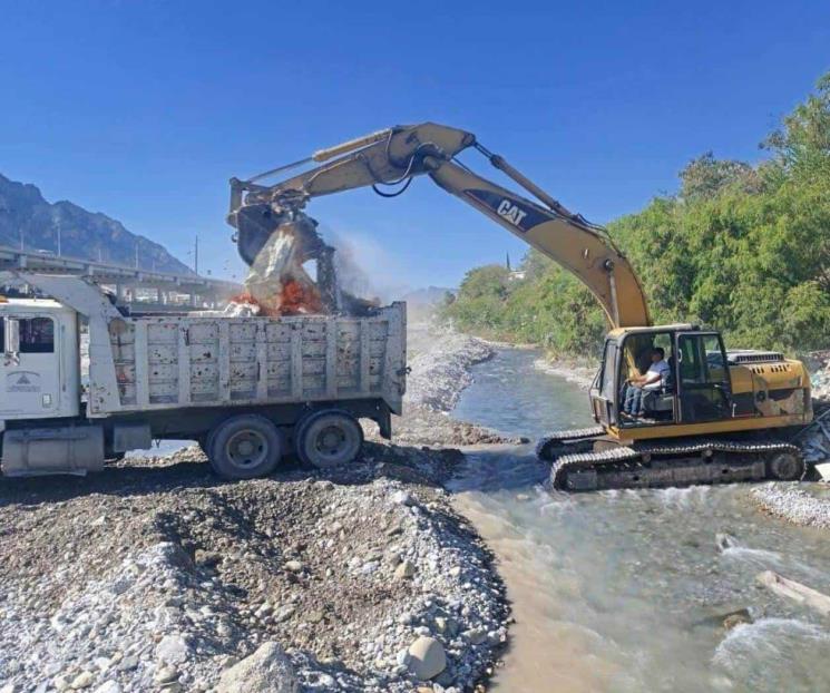 Limpian basura en márgenes del Río Santa Catarina