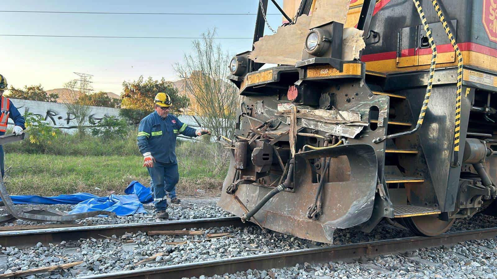 Un camión de carga de doble remolque fue embestido por el tren luego de intentar ganarle el paso, ayeren la Vía a Tampico, municipio de Guadalupe, sin que se reportaran personas lesionadas.