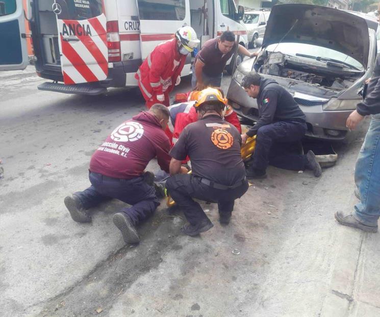 Cae auto sobre mecánico