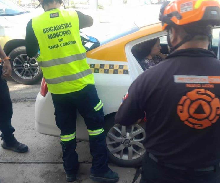 Resulta herida tras chocar en taxi