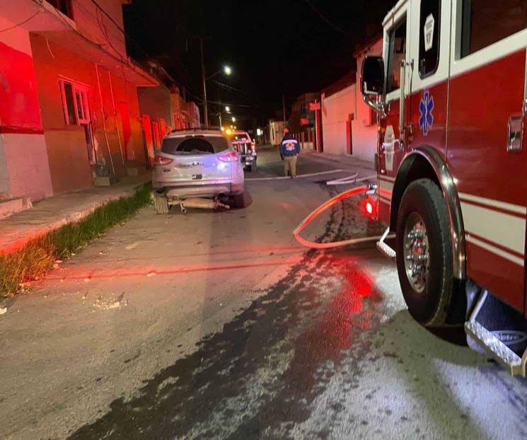 Investigan incendio de camioneta estacionada