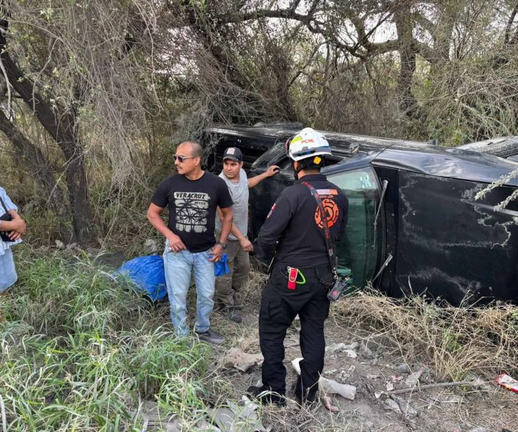 Resultan dos heridos en volcadura