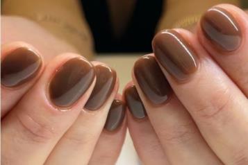 Dise&ntilde;os de u&ntilde;as Mocha Mousse, el color del a&ntilde;o 2025
