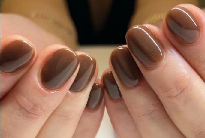 Diseños de uñas Mocha Mousse, el color del año 2025