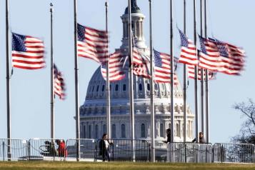Bandera a media asta en la toma de posesi&oacute;n de Trump
