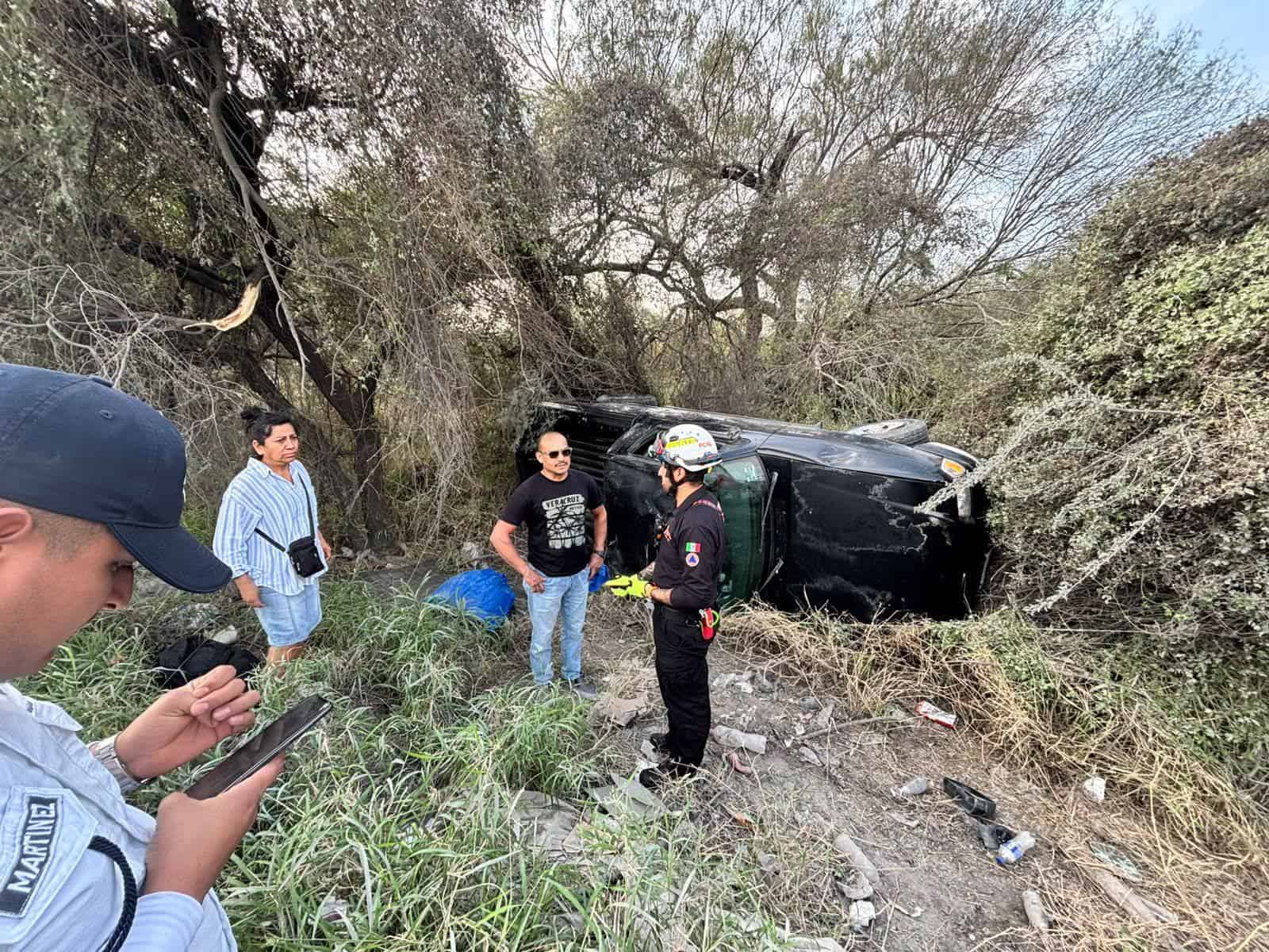 Dos hombres terminaron con diversas lesiones, al volcar su camioneta, en la Carretera a Laredo, frente a la Colonia Nueva Castilla, en Escobedo.