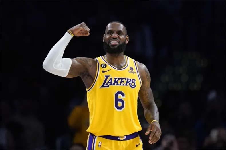 LeBron James supera récord de Michael Jordan