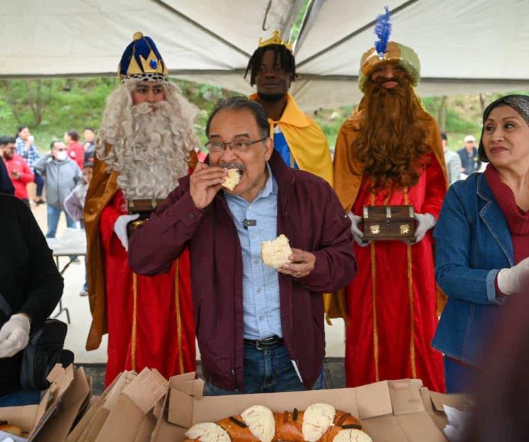 Reparte Mijes tradicional rosca de reyes en Escobedo