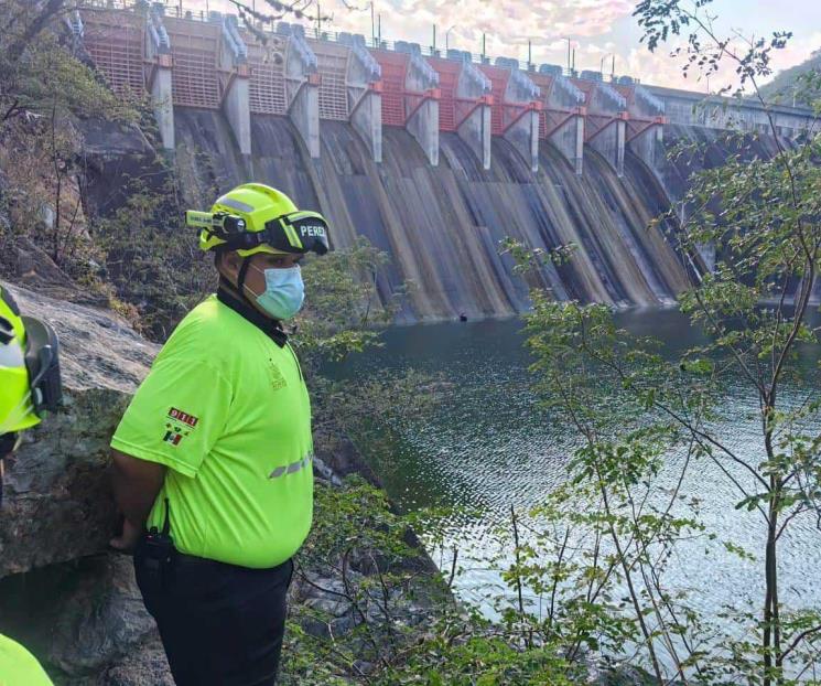 Rescatan a nadador en cortina de presa