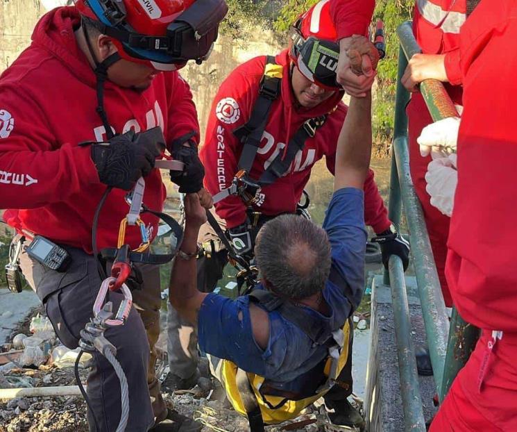 Rescatan a hombre caído en arroyo al norte de Monterrey