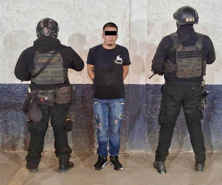 Cae sujeto con armas de fuego y droga