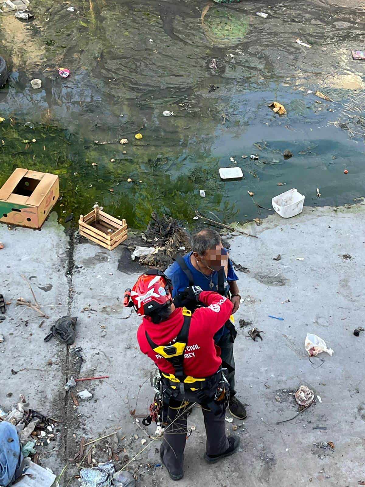 Tras caer a un arroyo en la zona de la Colonia San Bernabé, un hombre fue rescatado por elementos de Protección Civil de Monterrey, ayer al norte de Monterrey.