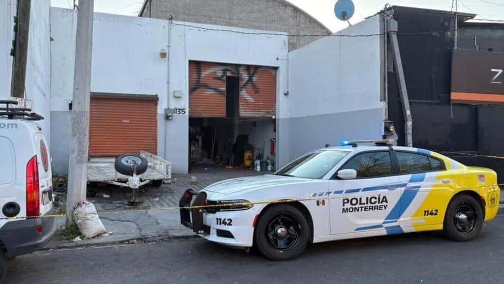 Elementos de la policía preventiva de Monterrey, indagan el robo registrado en el interior de una bodega, ubicada en la colonia Treviño, en el municipio de Monterrey.