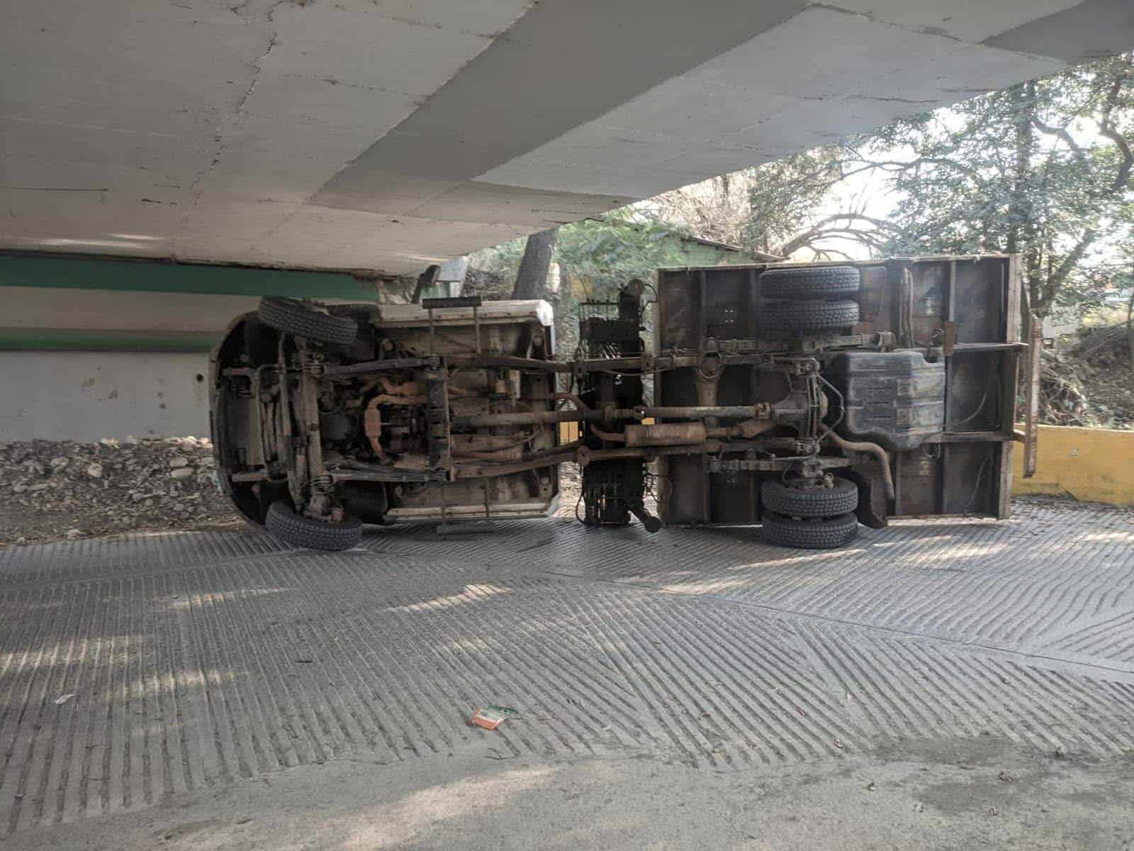 Un conductor terminó con diversas lesiones, al volcar su vehículo tipo grúa, en un tramo carretero del municipio de Santiago, Nuevo León.