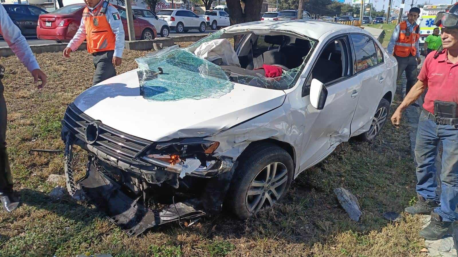 El conductor de un vehículo resultó lesionado luego de volcar en la Avenida Garza Sada a la altura de la Colonia Lagos del Bosque, ayer al sur del municipio de Monterrey, tras un choque por alcance.