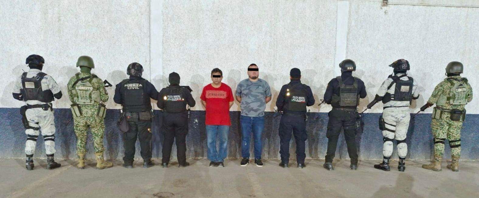 Efectivos del Grupo de Coordinación Metropolitana, policías de Juárez e Fuerza Civil, realizaron la captura de dos hombres que tenían en su poder dos armas de fuego.