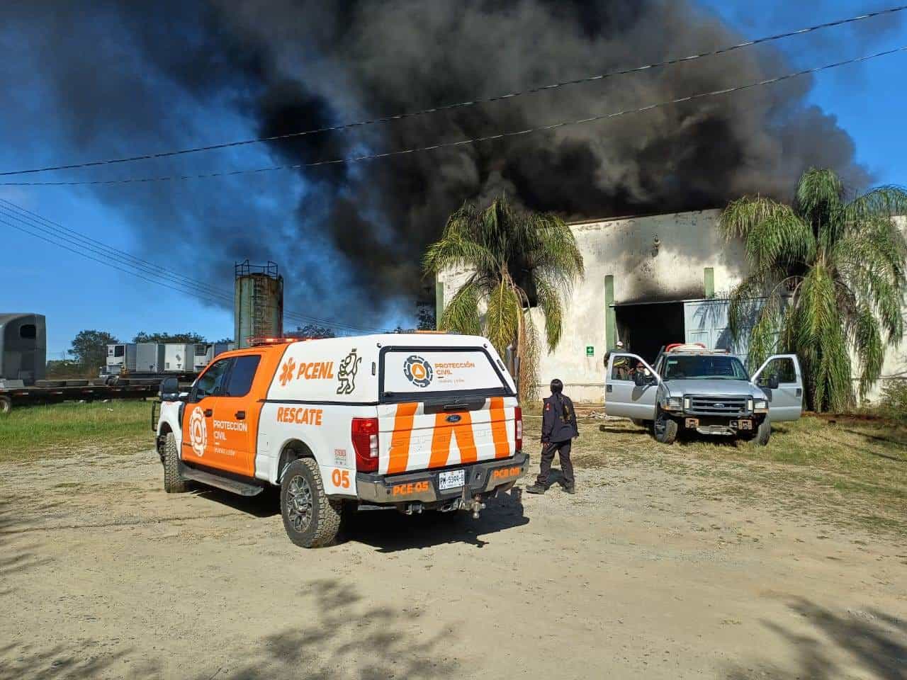 Un incendio de dos tanques con aceite de capacidad de 70 mil litros cada uno, registrado en una bodega del municipio de Allende, movilizó a las autoridades la tarde de ayer, sin que se reportaran lesionados.