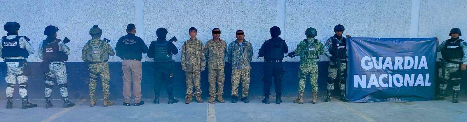 Dos adultos y un adolescente con vestimenta de militar y en posesión de armas de fuego, equipo táctico y drogas, fueron arrestados por elementos de la policía en el municipio de China.