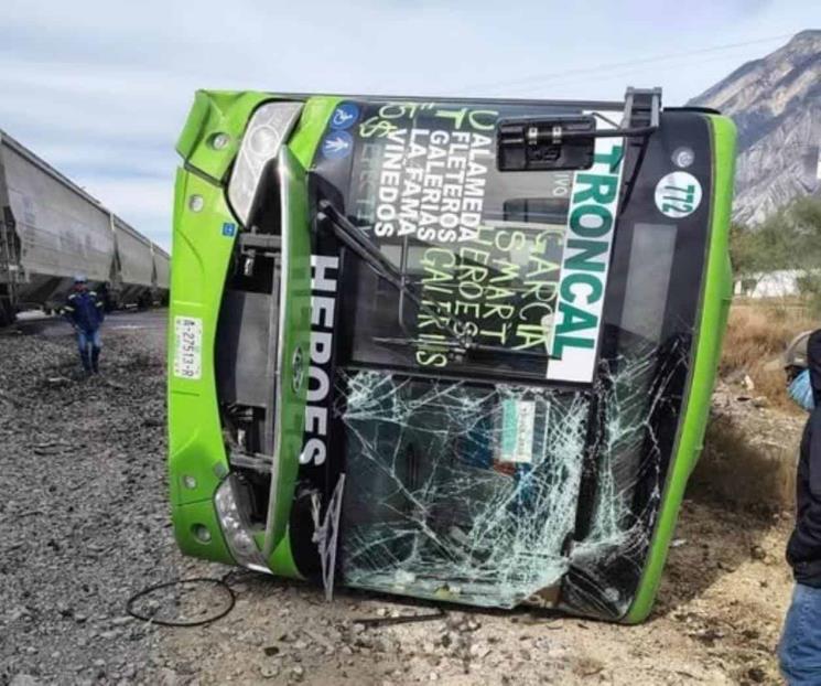 Choca tren con camión urbano en García