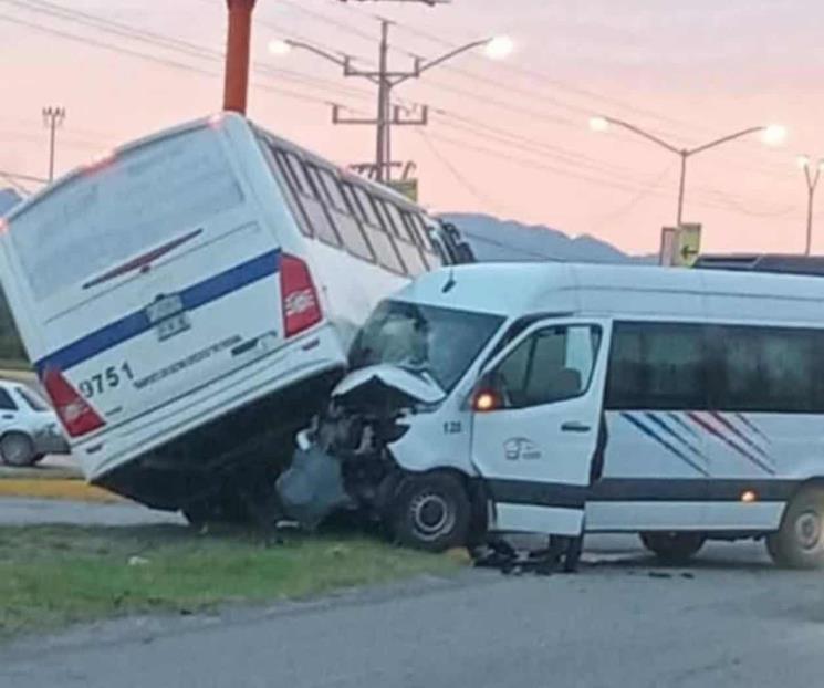 Deja choque entre 2 camiones de personal 14 heridos en Salinas