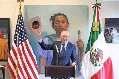 Se despide Ken Salazar de embajada de EU en México