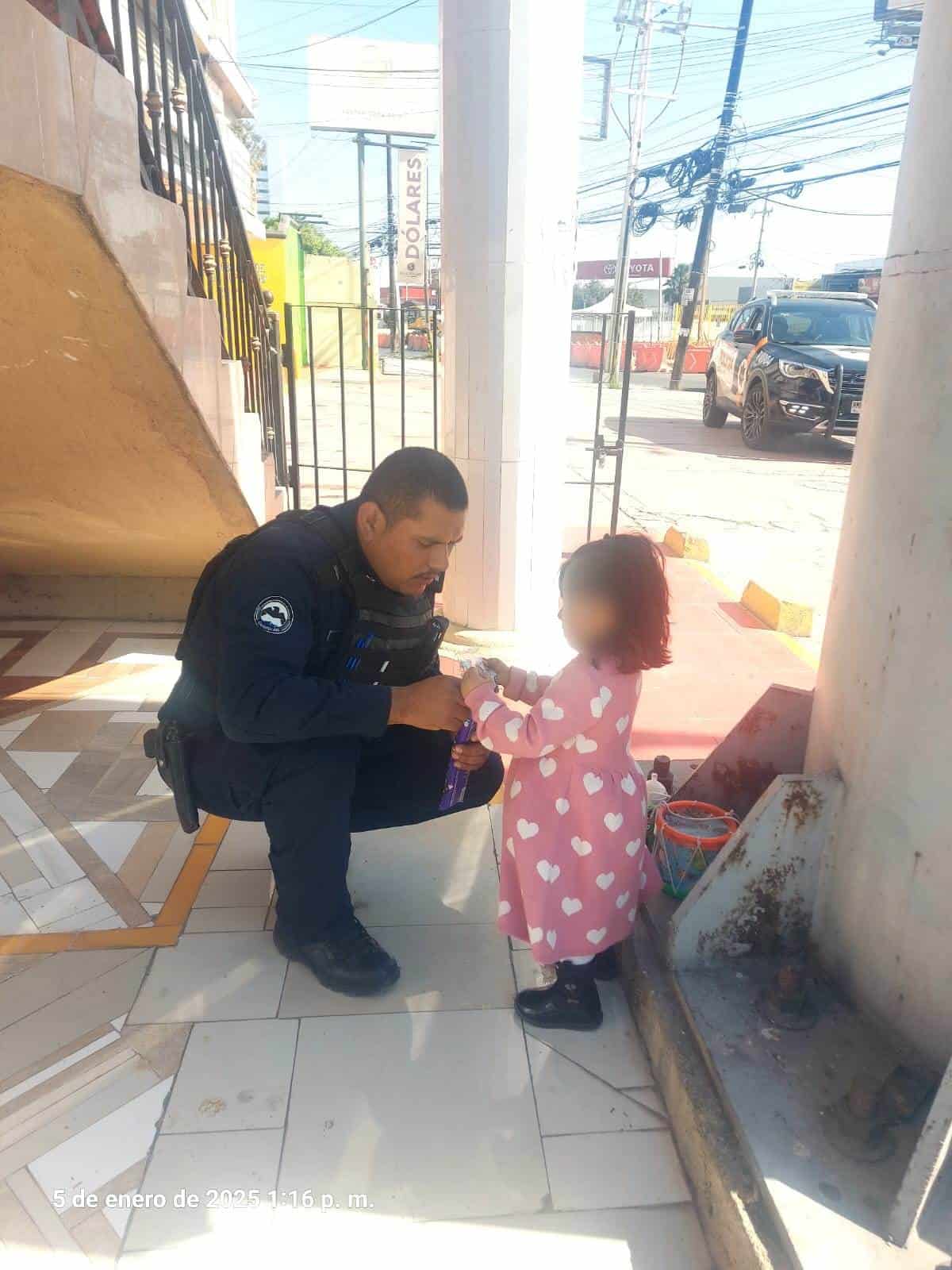 Una menor que deambulaba por las calles de la Colonia Linda Vista, fue encontrada la tarde del domingo por elementos de la Policía de Guadalupe.